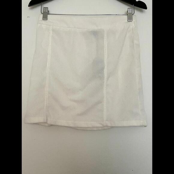 Dresses & Skirts - Sincerely Jules White Pleated Mini Skirt White Ribbed Women's Size M NWT